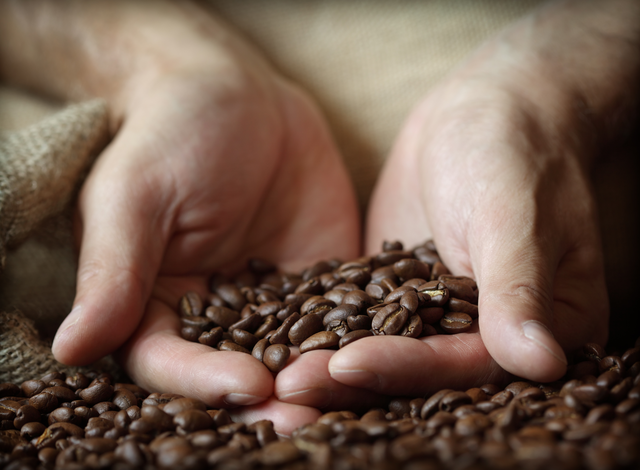 Pour enlever les taches de cambouis ou les odeurs tenace, un peu de café et c'est nettoyé