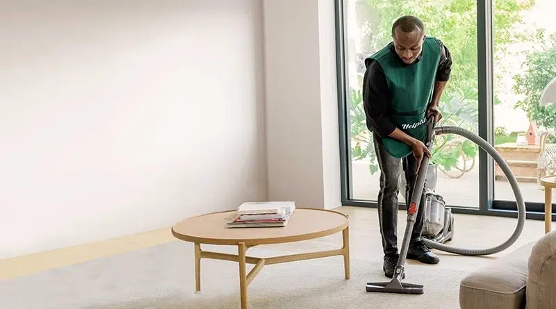 Service professionnel de nettoyage de matelas par des femmes à l