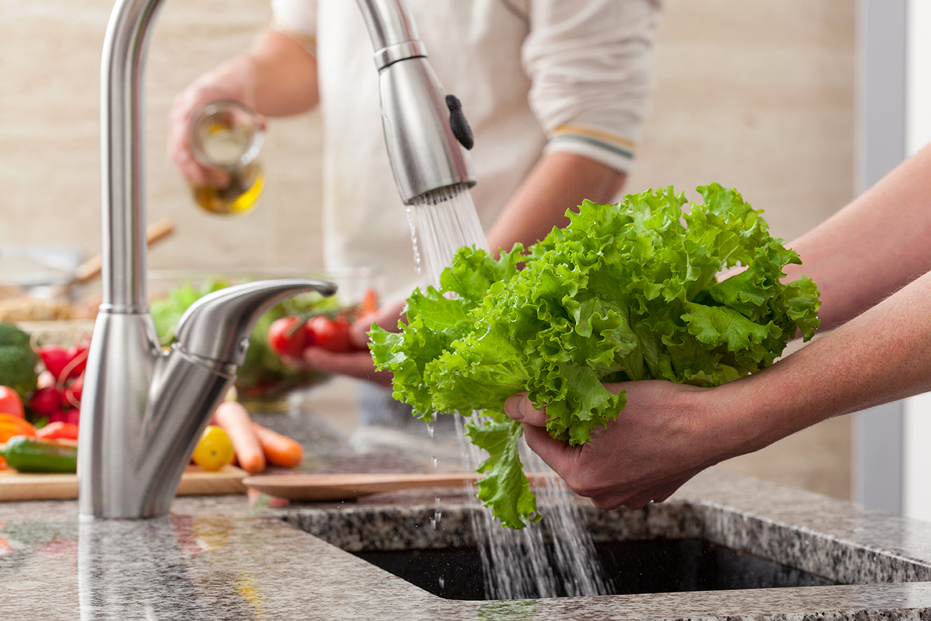 économiseur Pour Le Nettoyage Des Légumes Et Des Fruits Avec