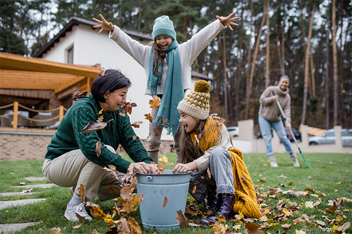 personnes jouant avec les feuilles mortes