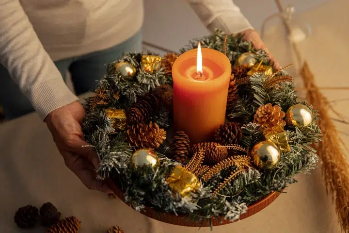 Couronne De Noël Avec Une Bougie Orange