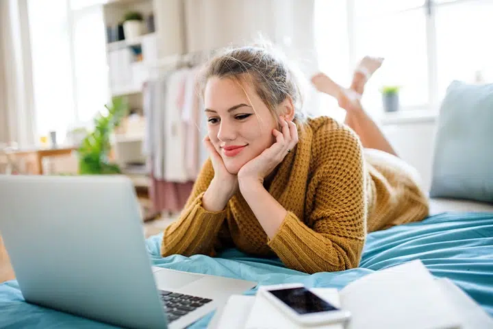 Femme Qui Regarde Un Ordinateur