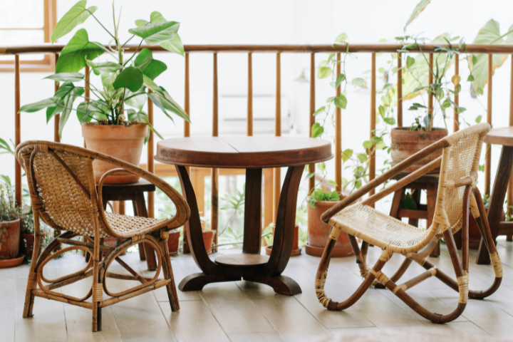 balcon avec meubles et plantes